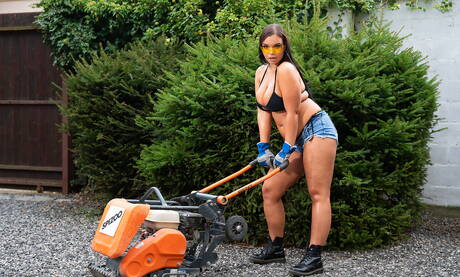 Spizoo offers xxx pic gallery with Sofia Lee in sex scene